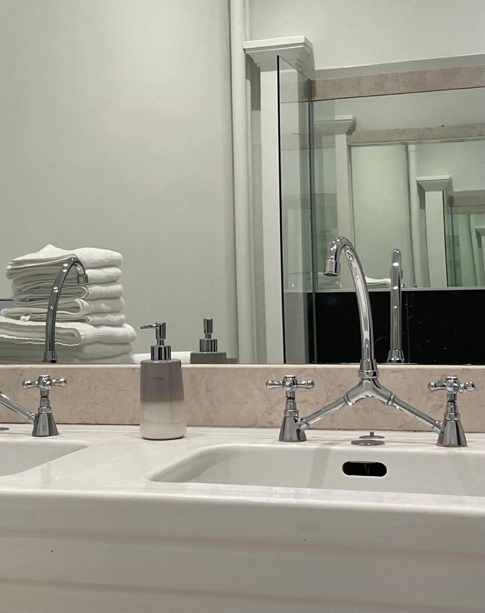 Grand Appartement D'Exception Au Chateau Randin Écully Buitenkant foto